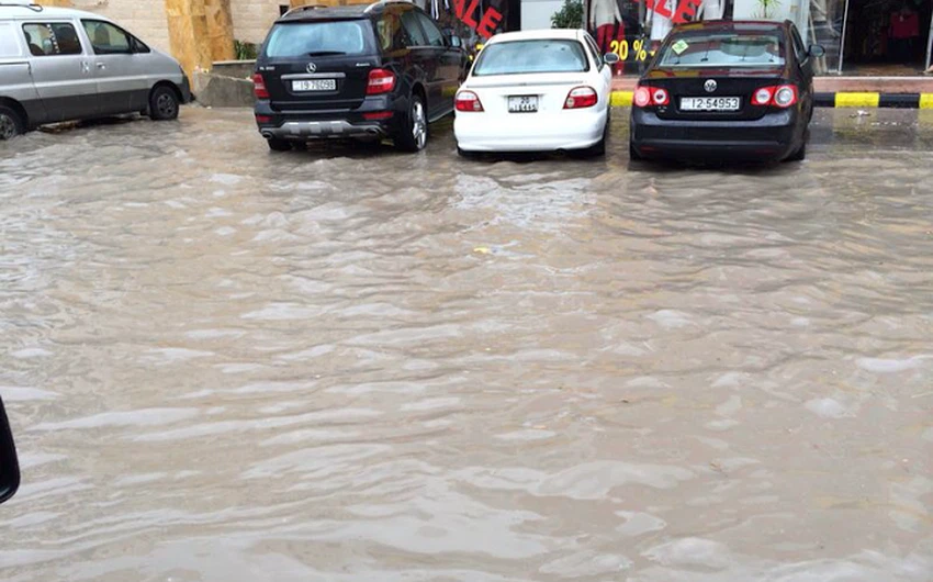 مياه الأمطار تغمر شارع  سوق السلطان في تلاع العلي
