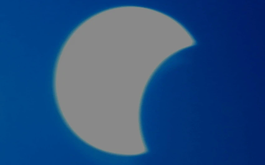 In pictures Scenes from the partial eclipse of the sun in a number of regions of the Kingdom Sunday, June 21, 2020