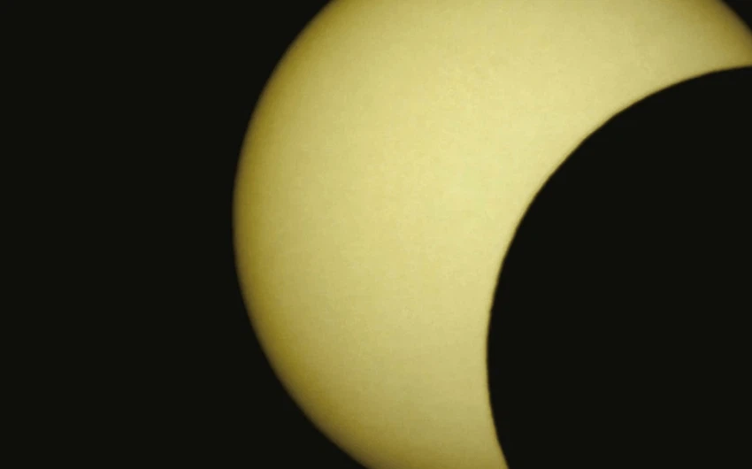 In pictures Scenes from the partial eclipse of the sun in a number of regions of the Kingdom Sunday, June 21, 2020