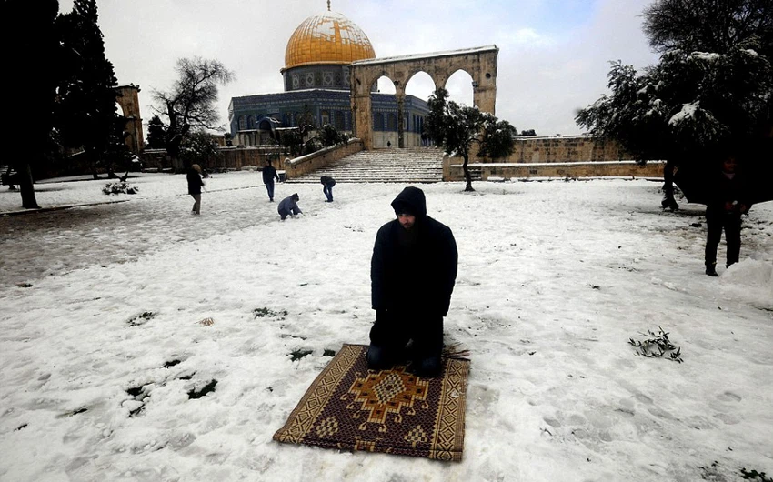 هل هناك أجمل من الصلاة في المسجد الأقصى وسط تساقط الثلج؟