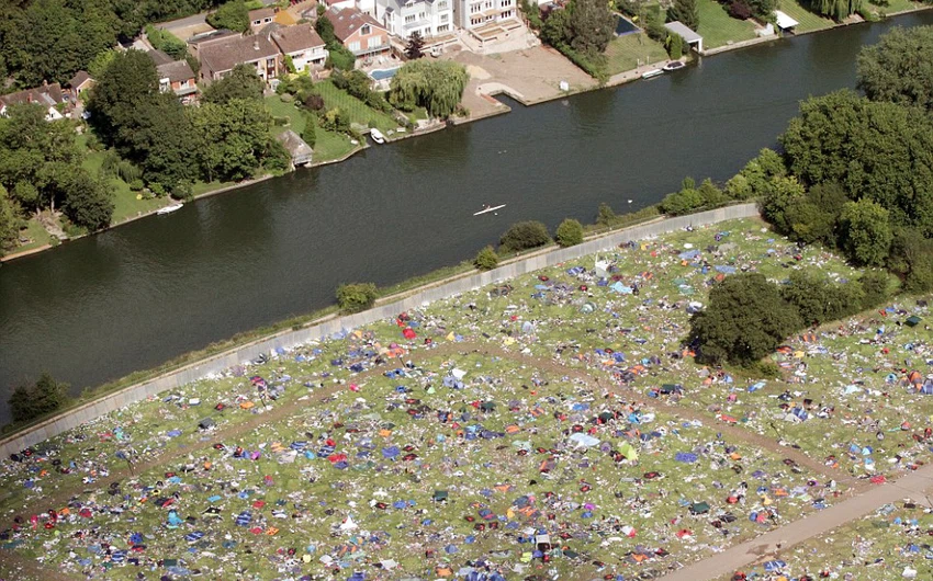 بالصور : ليست منطقة منكوبة بإعصار .. حفلة صاخبة في بريطانيا تترك مئات الأطنان من النفايات