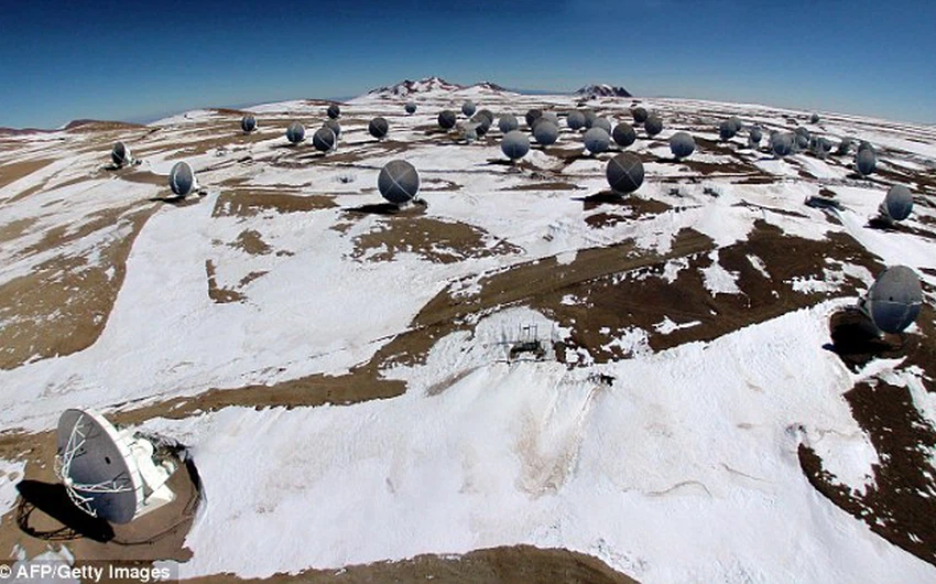 بالصور : بشكل لا يُصدق .. تساقُط الثلوج بكثافة على أجف صحراء في العالم 