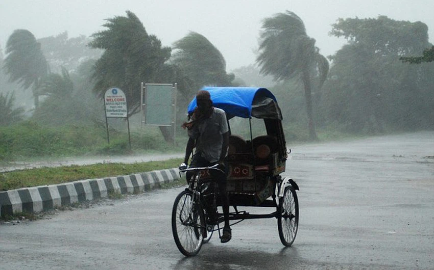 بالصور : إعصار فيلين المدمر يعصف بشرق الهند
