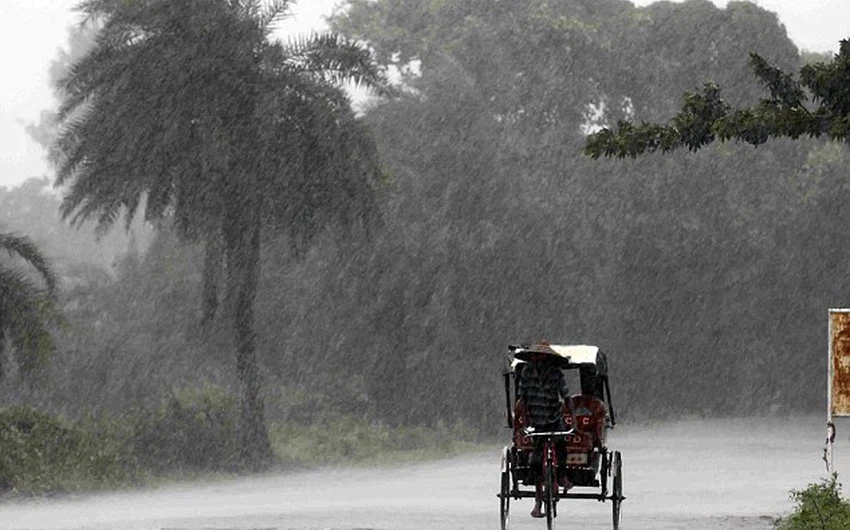 سائق عربة هندية يُحاول الهرب تحت وقع الأمطار