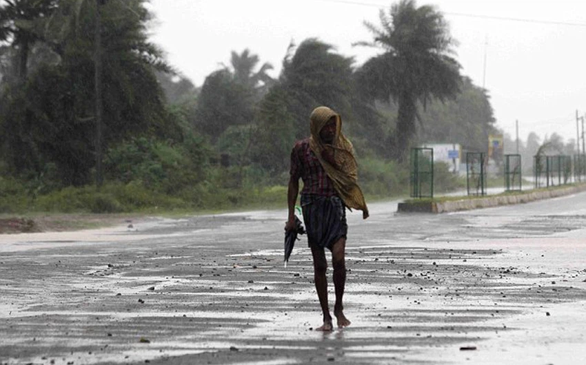 بالصور : إعصار فيلين المدمر يعصف بشرق الهند