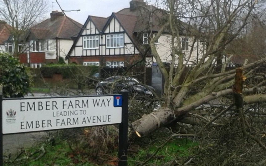 بالصور: دمار و خراب و خسائر بشرية في بريطانيا بسبب الرياح العاتية و الفيضانات