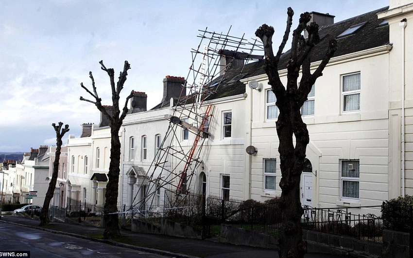 بالصور: دمار و خراب و خسائر بشرية في بريطانيا بسبب الرياح العاتية و الفيضانات