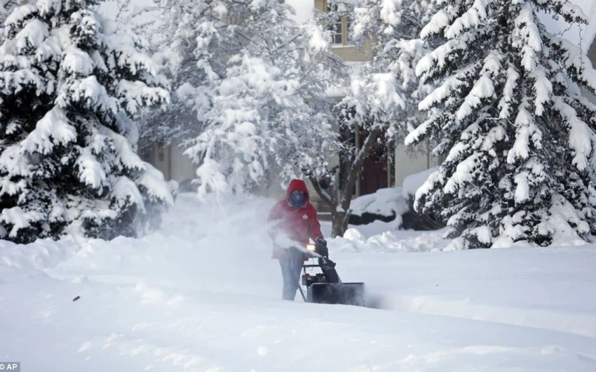رجل يتبرع بإزالة الثلوج عن الشارع في إنديانا