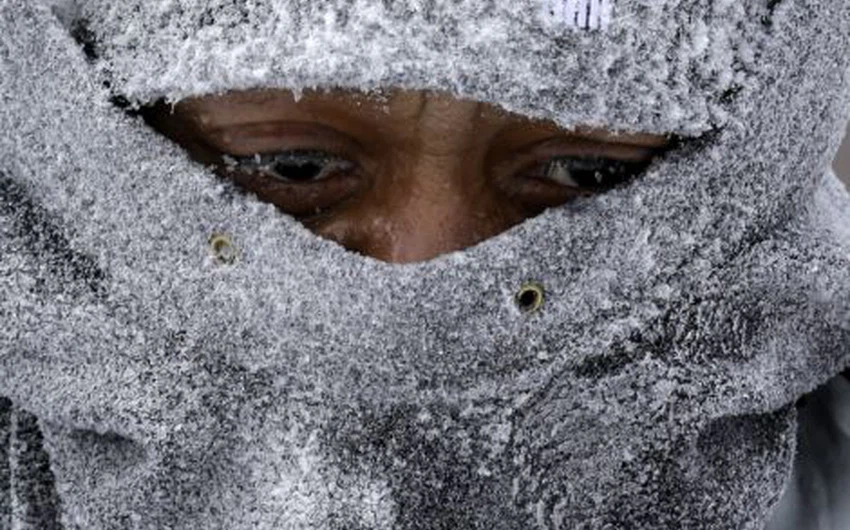 رجل يحمي نفسه من هول البرد القارس في أوهايو