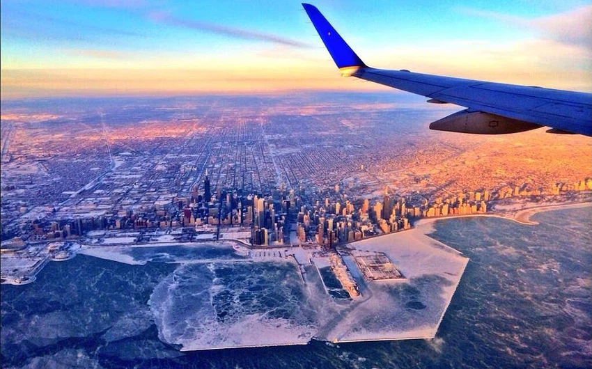 مدينة شيكاغو المتجمدة كما تظهر من الطائرة