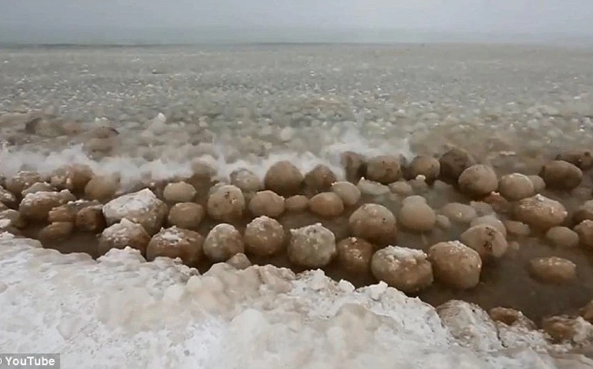 كرات جليدية غريبة ظهرت في بحيرة ميتشيغان