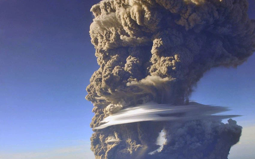 مُصور محترف يلتقط أروع المشاهد لثورة بركان جبل الأرواح  