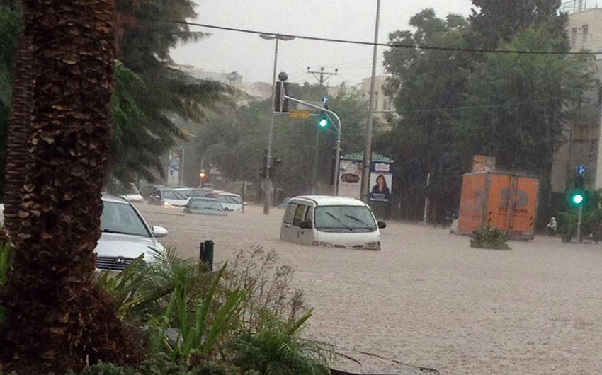 السيول تجرف الشوارع في مدينة عسقلان بفلسطين