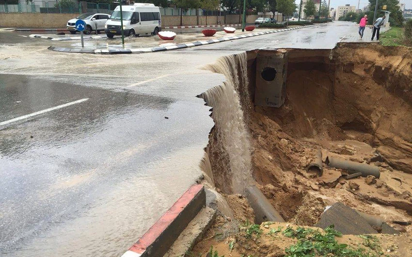 السيول تجرف الشوارع في مدينة عسقلان بفلسطين