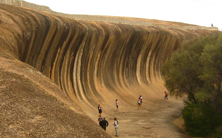 أستراليا - تشكيلات للصخور على شكل موجة البحر