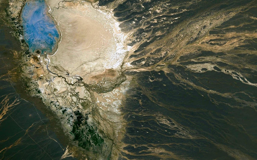 بالصور : فنّان إيطالي يُذهل الملايين برسمات للأرض و كأنه رآها من الفضاء  