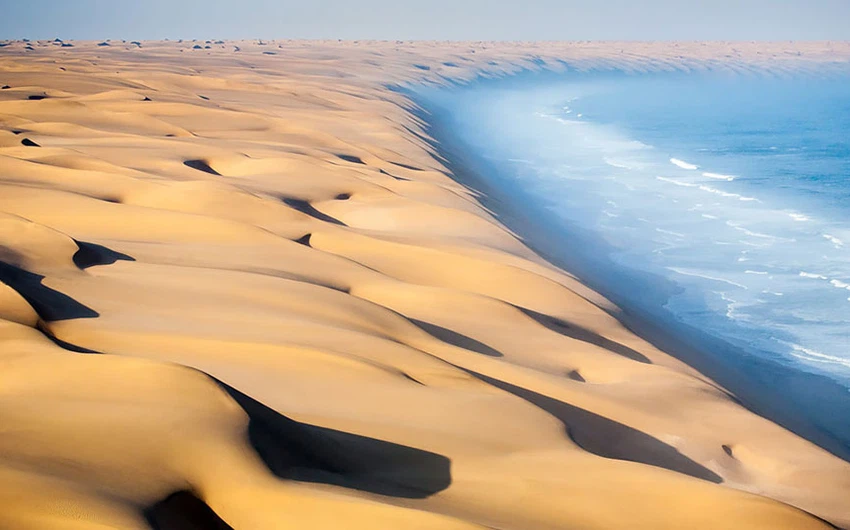 صحراء ناميبيا تلاقي أمواج المحيط