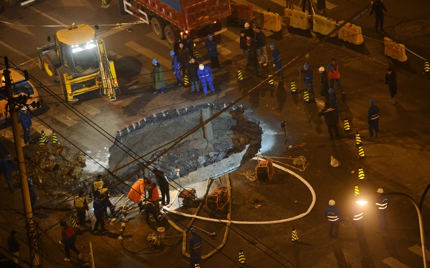 تكونت هذه الحفرة بسبب انفجار أنابيب المياه في شارع بالعاصمة الصينية بكين، وعمقها 5 م ، 16 فبراير/شباط 2014