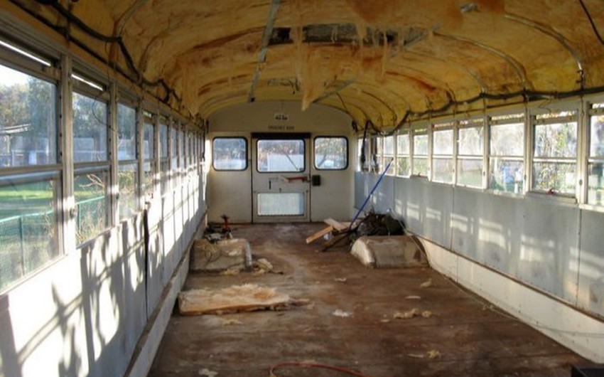 بالصور امرأتان تحولان باص مدرسة قديم لبيت متنقل رائع طقس العرب طقس العرب