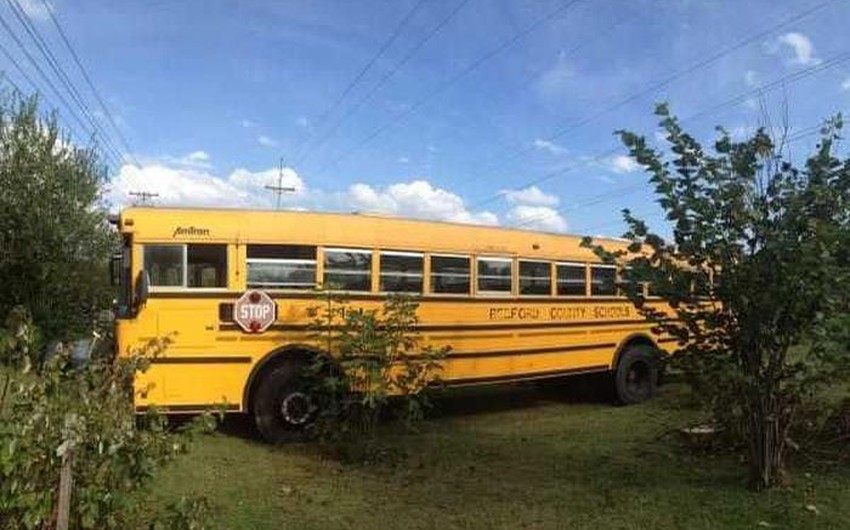 بالصور امرأتان تحولان باص مدرسة قديم لبيت متنقل رائع طقس العرب طقس العرب