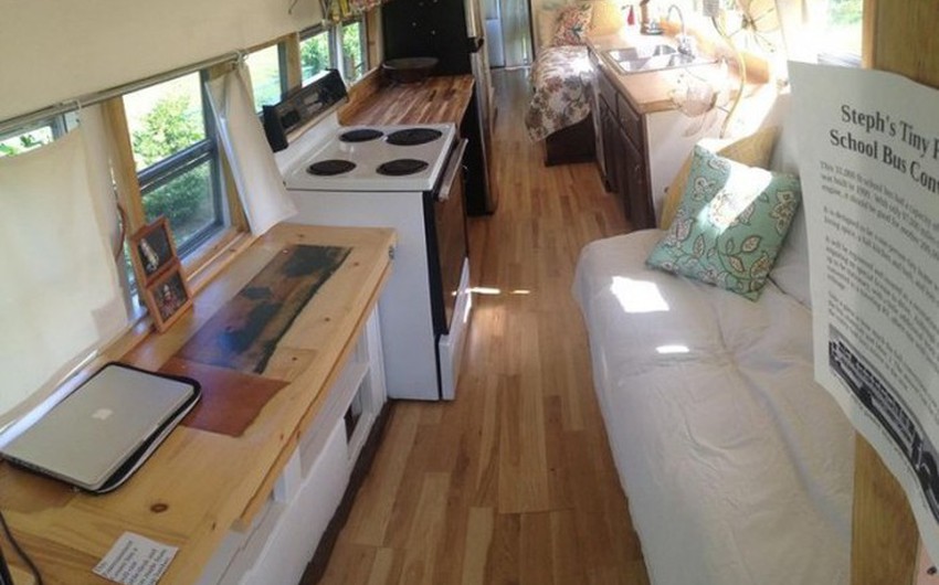 بالصور امرأتان تحولان باص مدرسة قديم لبيت متنقل رائع طقس العرب طقس العرب