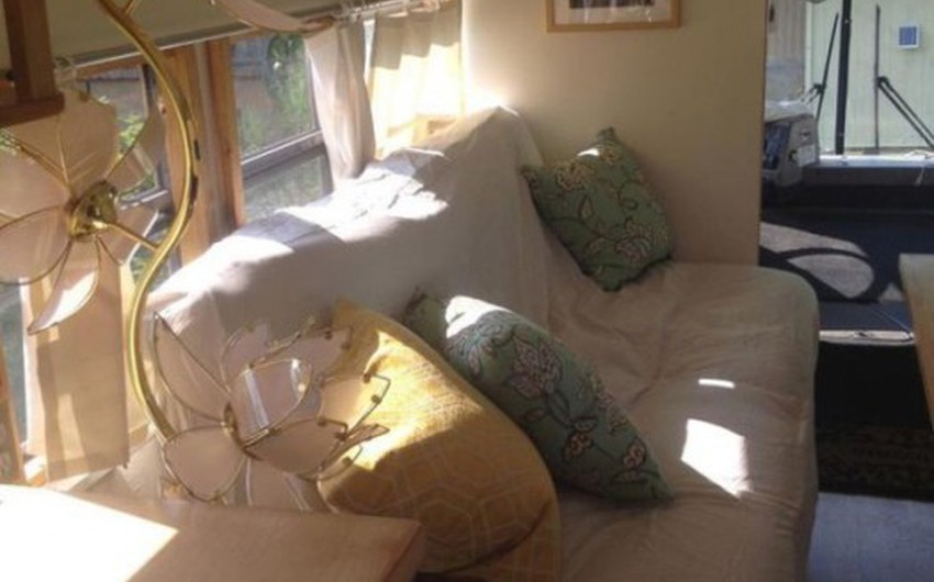 بالصور امرأتان تحولان باص مدرسة قديم لبيت متنقل رائع طقس العرب طقس العرب