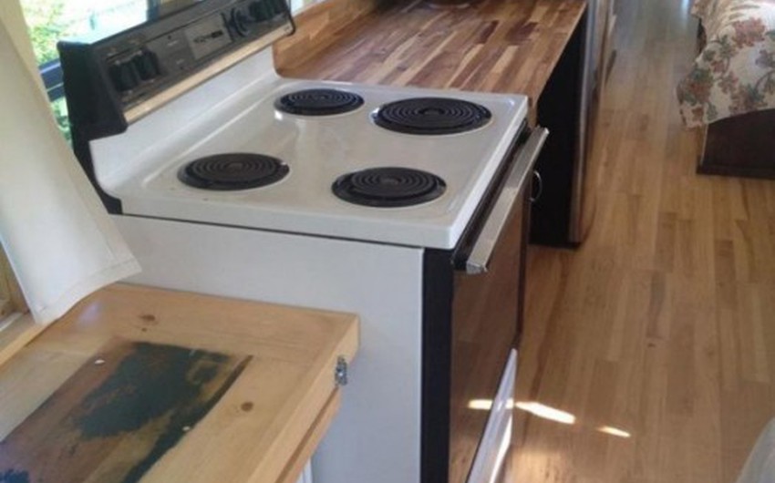 بالصور امرأتان تحولان باص مدرسة قديم لبيت متنقل رائع طقس العرب طقس العرب