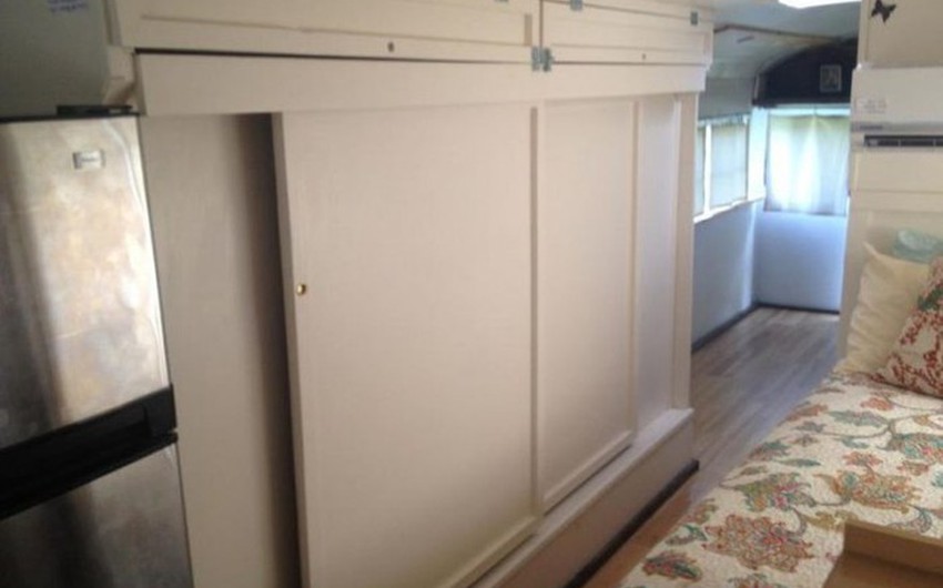 بالصور امرأتان تحولان باص مدرسة قديم لبيت متنقل رائع طقس العرب طقس العرب