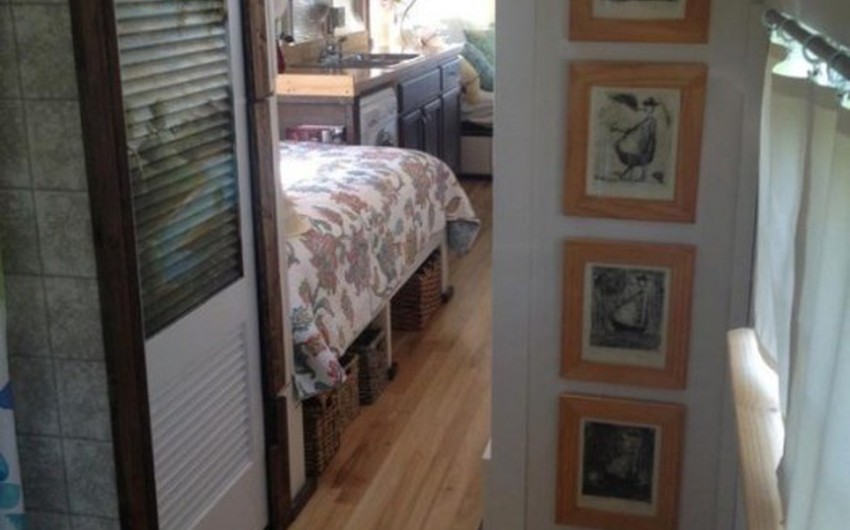 بالصور امرأتان تحولان باص مدرسة قديم لبيت متنقل رائع طقس العرب طقس العرب