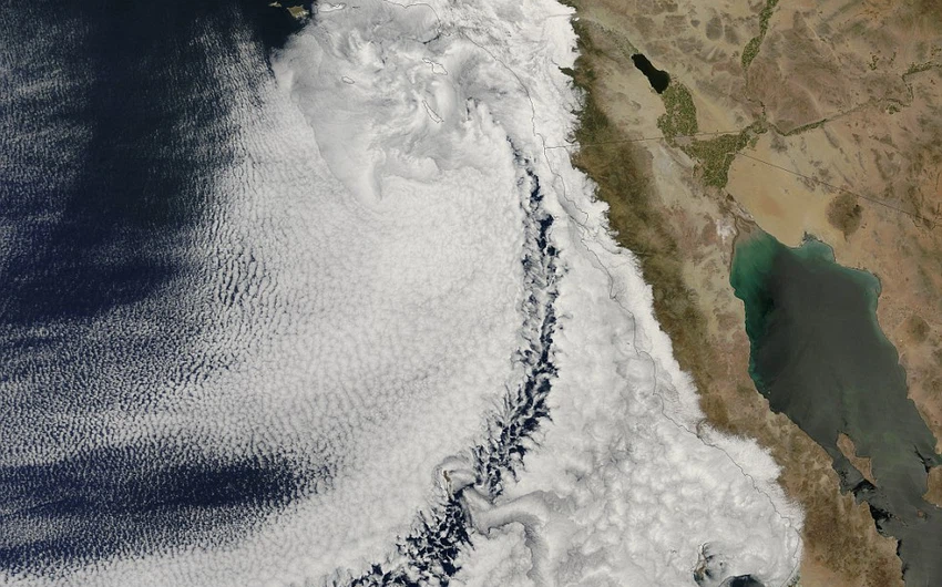 غيوم تغطي مساحات واسعة من سواحل كاليفورنيا يوم 14-4-2013