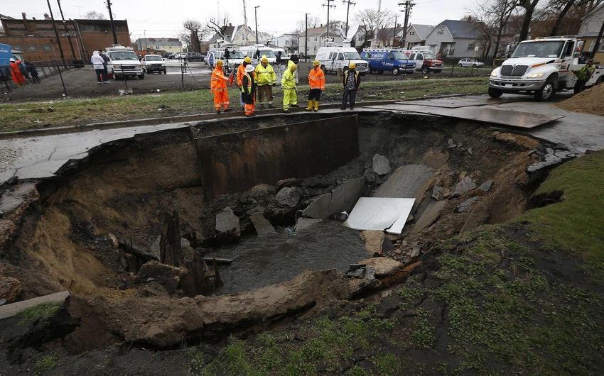 حفرة عملاقة بسبب كسر في أنابيب المياه الرئيسية بولاية شيكاغو الأمريكية، 18 إبريل/نيسان 2013