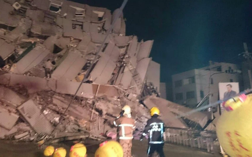 مشاهد مروعة لمباني تفترش الطريق بعد زلزال تايوان المدمر  