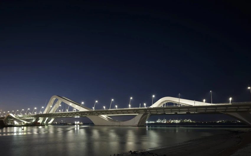 بالصور: أكبر جسر مقوس بالعالم في دبي 