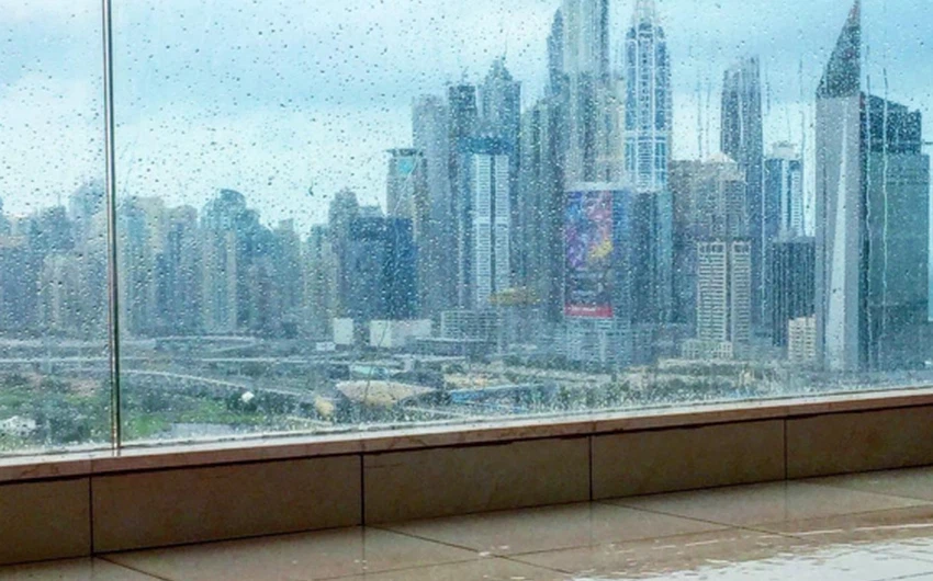 أمطار الخير تزور "دبي" لأول مرة خلال الموسم الحالي.. شاهد