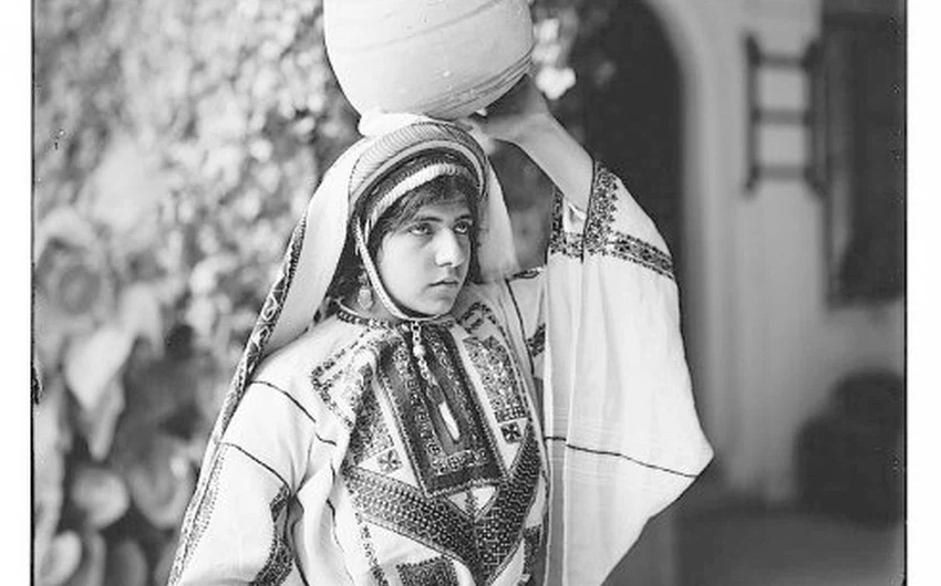 امرأة تحمل المياه في رام الله