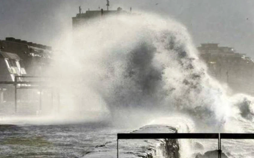 بالصور: العاصفة "خافيير" تجتاح أوروبا وتخلف ستة قتلى