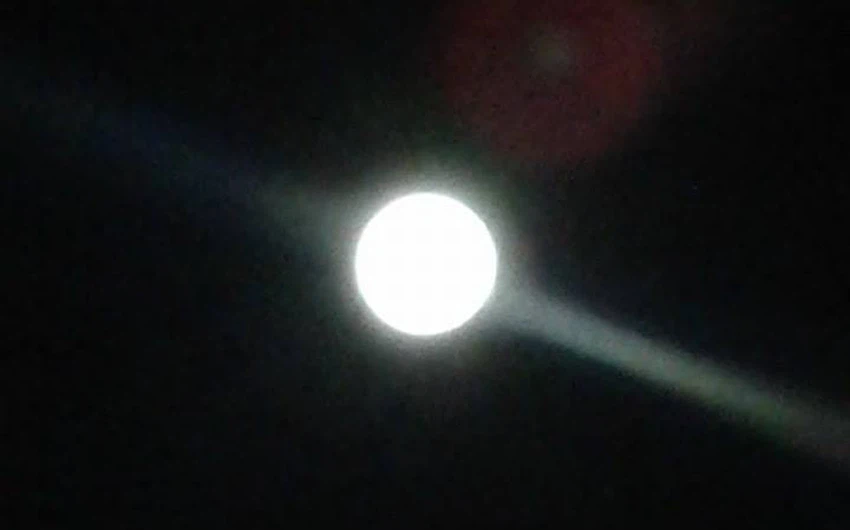 صورة  يظهر القمر فيها  بوضوح من  فطوم النادي
