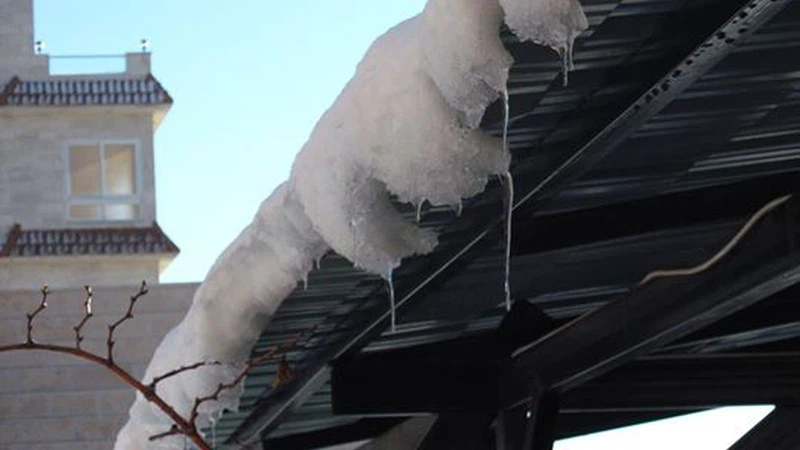 العاصفة هدى الثلوج تحاصر 250 سائحا في الشوبك خلال العاصفة هدى