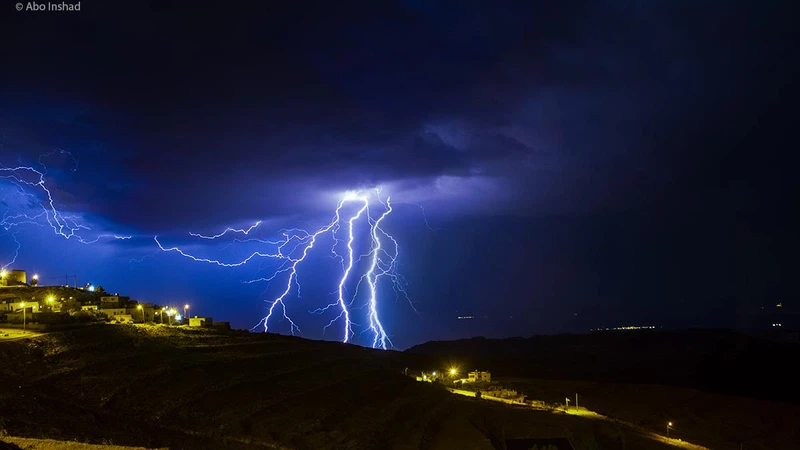 عواصف رعدية تضرب أجزاء من جبال الشراه ليلة الأحد / تصوير: أبو انشاد عواصف رعدية تضرب أجزاء من جبال الشراه ليلة الأحد / تصوير: أبو انشاد