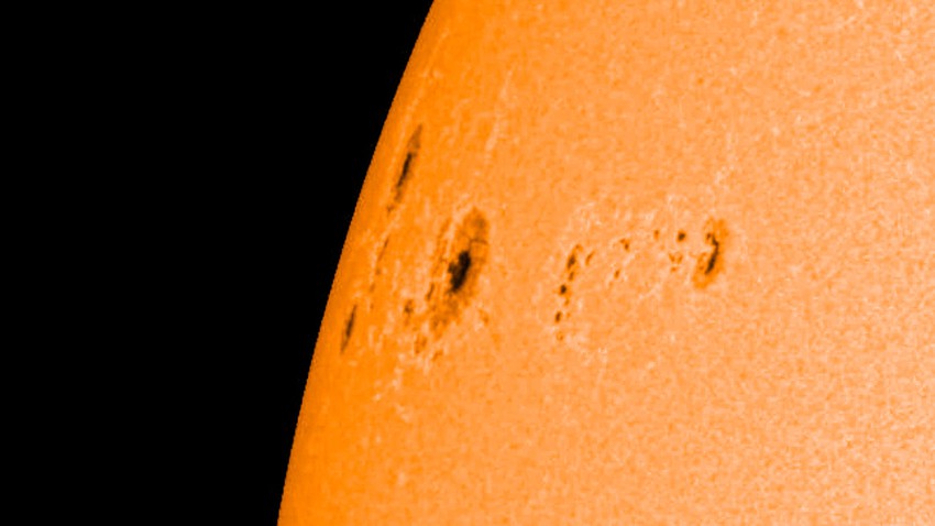 الجمعية الفلكية بجدة تنشر صورة لظهور بقعة شمسية كبيرة اليوم في الطرف الشمالي  الشرقي من الشمس