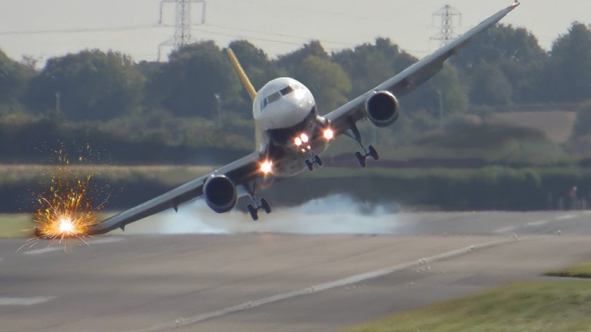 بالفيديو | انحراف خطير لطائرة داهمتها رياح القص خلال الهبوط والطيار ينقذ الموقف باللحظة الأخيرة