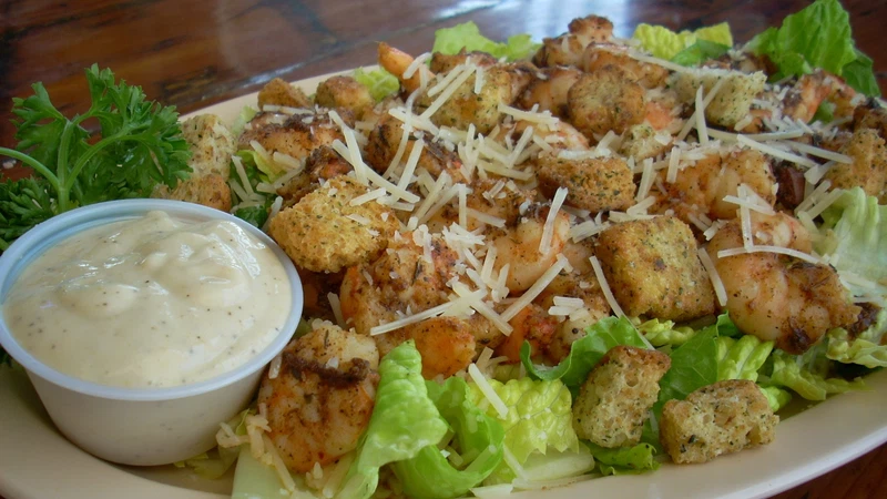 طريقة عمل سلطة سيزر طريقة عمل سلطة سيزر بالدجاج.. لمائدة إفطار متكاملة