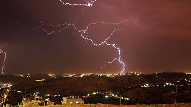 الان: عواصف رعدية  في عمّان ومناطق عدة من المملكة مترافقة بزخات من المطر والبرد الان: عواصف رعدية  في عمّان ومناطق عدة من المملكة مترافقة بزخات من المطر والبرد