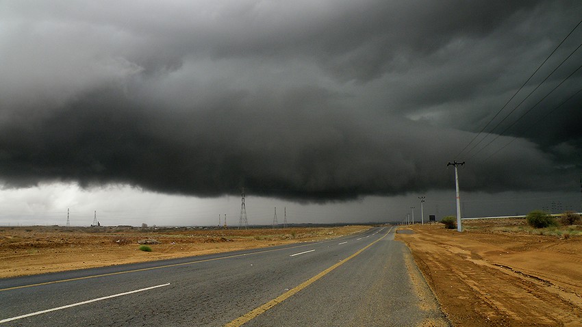 السعودية | استمرار الأمطار الرعدية على مناطق واسعة من جنوب غرب المملكة الأحد