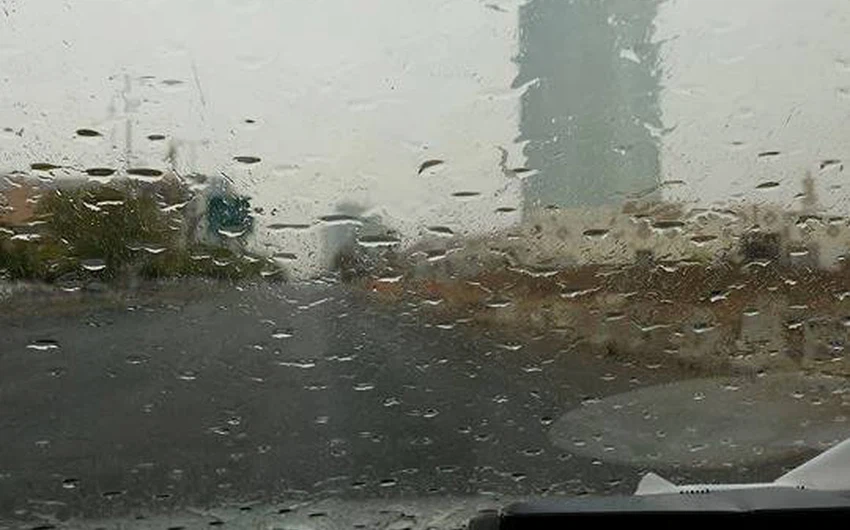 قطرات أمطار قرب برج المملكة -عبر صفحة طقس السعودية على موقع الفيسبوك