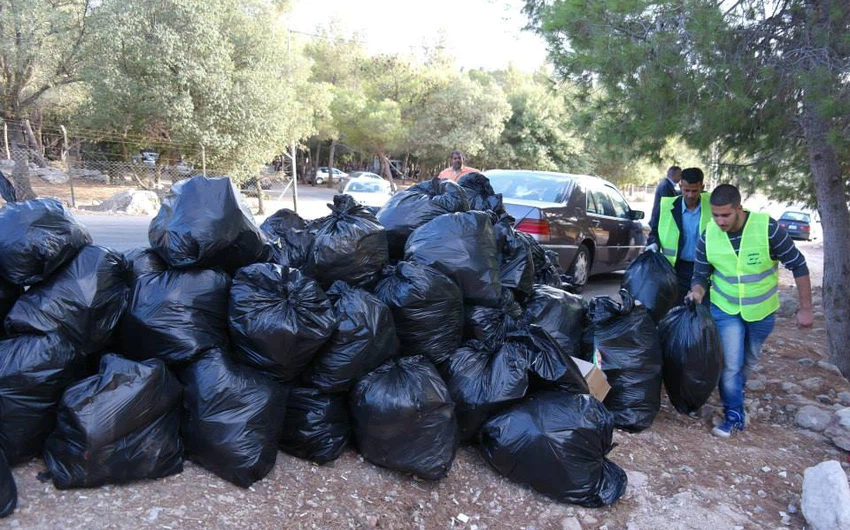 المتطوعون قاموا بتعبئة مئات أكياس القمامة من مخلفات المتنزهين على مدى السنوات الماضية