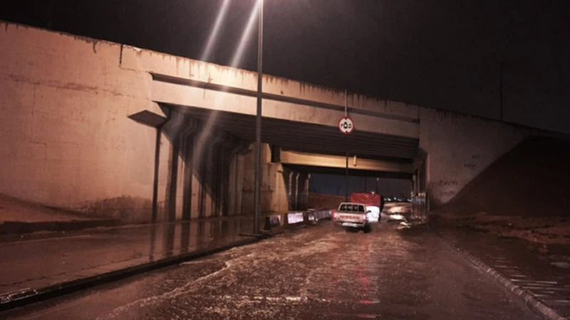 عرعر: أمطار غزيرة تغلق بوابة إسكان قوى الأمن الداخلي عرعر: أمطار غزيرة تغلق بوابة إسكان قوى الأمن الداخلي