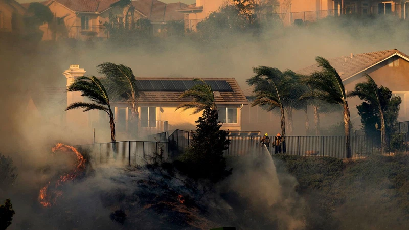 مجدداً رياح سانتا آنا تهب على ولاية كاليفورنيا وتقارب 120 كم/ساعة الاثنين والثلاثاء مجدداً رياح سانتا آنا تهب على ولاية كاليفورنيا وتقارب 120 كم/ساعة الاثنين والثلاثاء