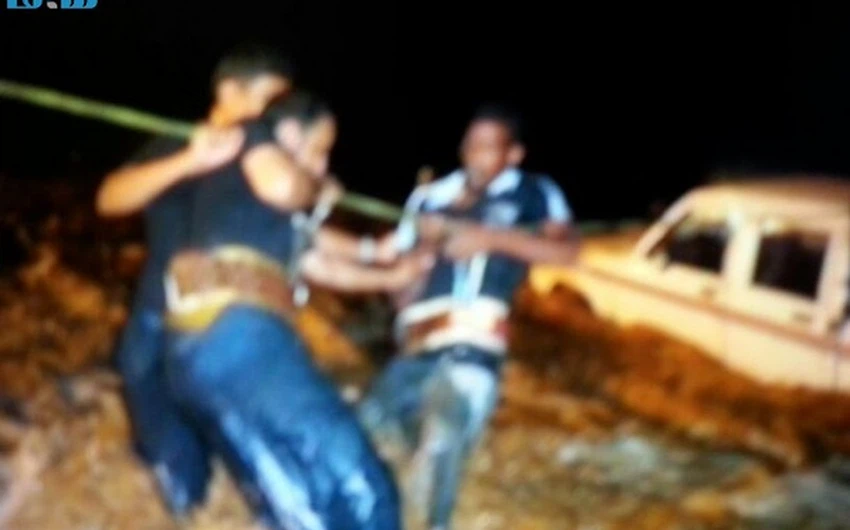 بالصور: الدفاع المدني يُنقذ رجلين من الموت غرقاً بالسيول في المجاردة