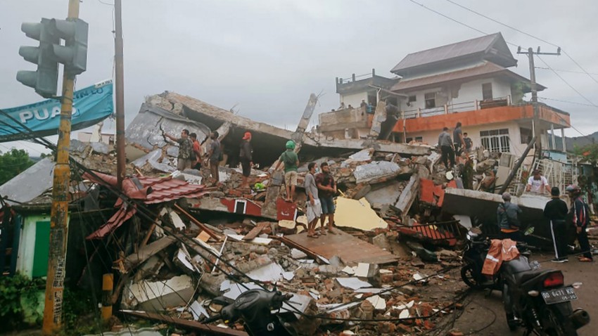 ارتفاع عدد ضحايا زلزال أندونيسيا لأكثر من 160 قتيلا وتضرر مئات المنازل.. شاهد الفيديو